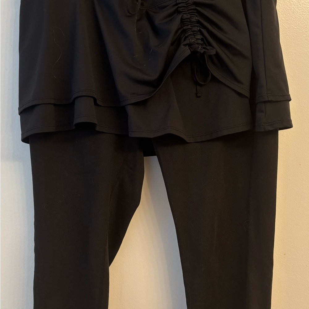 Athleta 2-in-1 black CAPRI leggings & skirt